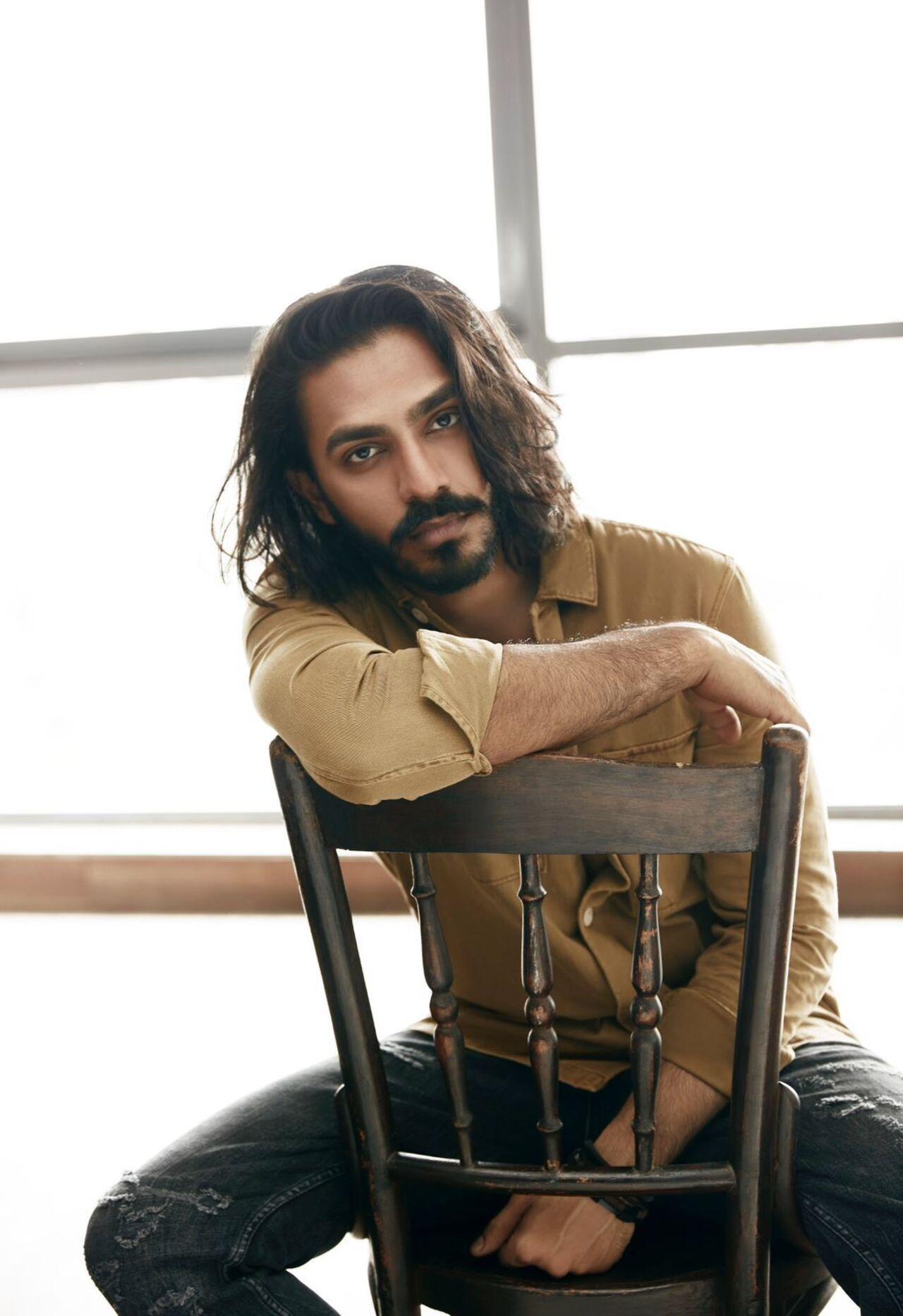 Not many know that Aaishvary Thackeray is a talented mimic too. He can effortlessly imitate different accents and mannerisms, showcasing a natural flair.